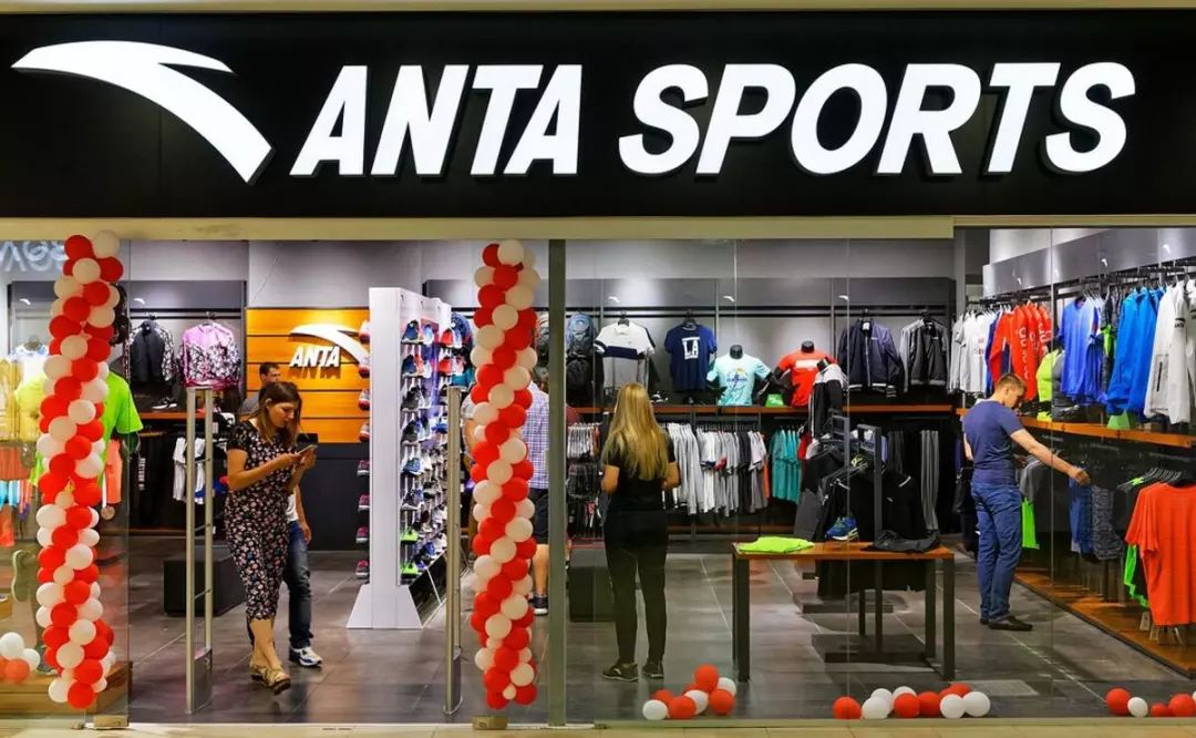 传牛仔品牌Lee将被出售;安踏卷入“抄袭”漩涡;木村拓哉15岁女儿成宝格丽最年轻品牌大使