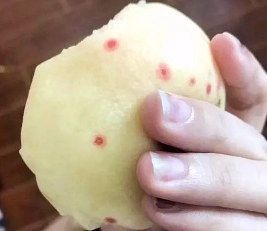 好多红疙瘩！徐女士买的桃子竟长了“青春痘”！这种桃子能吃吗？