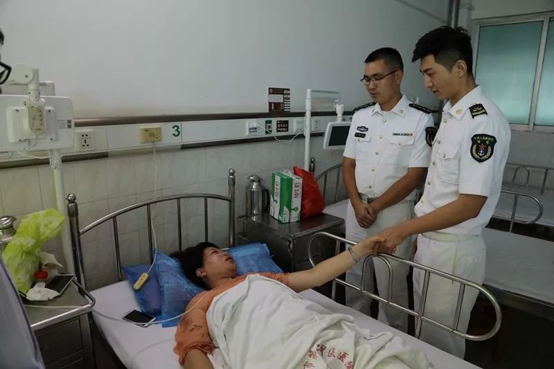 又是帅气的子弟兵!水兵归营途中救助发病昏厥妇女