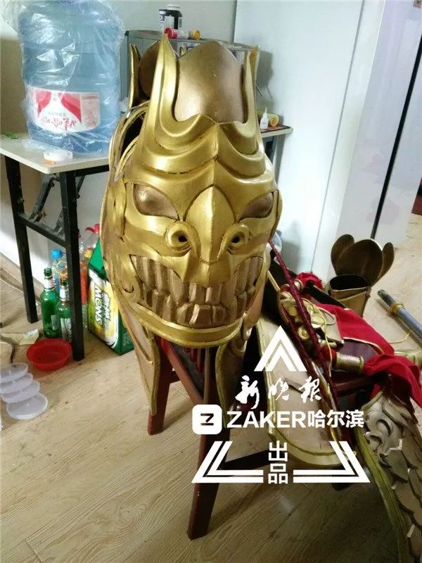 哈尔滨公务员辞职转行做道具师|如今,一套cosplay装备卖10万