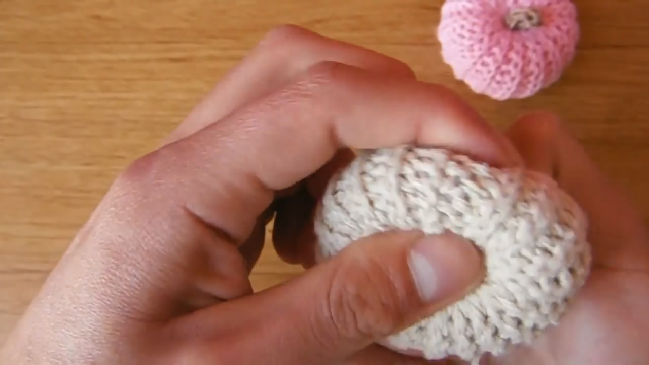 南瓜毛线钩织方法教程,袖珍南瓜的钩织方法