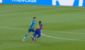 诺坎普奇迹梅西跳上围栏晒球衣,诺坎普全场膜拜梅西庆祝照片