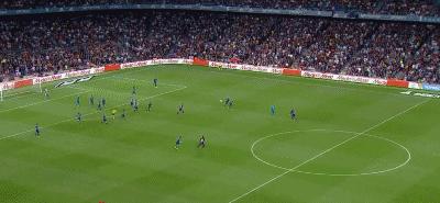 诺坎普奇迹梅西跳上围栏晒球衣,诺坎普全场膜拜梅西庆祝照片