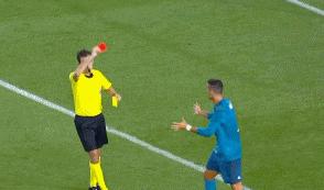 诺坎普奇迹梅西跳上围栏晒球衣,诺坎普全场膜拜梅西庆祝照片