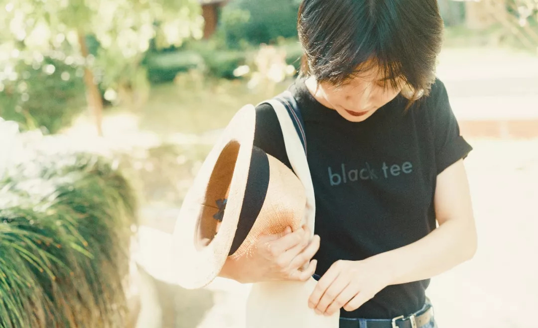 老穿黑色太沉闷怎么搭配,黑色单品怎样穿才能气场全开