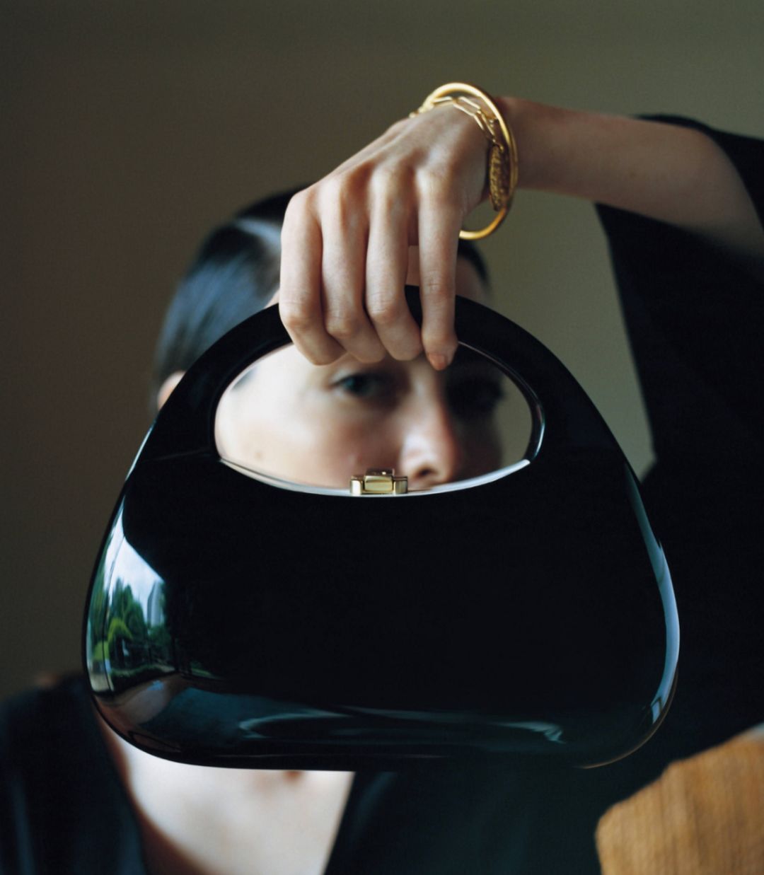 老穿黑色太沉闷怎么搭配,黑色单品怎样穿才能气场全开