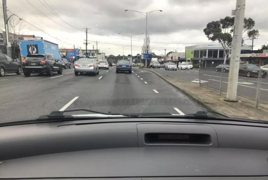 绿化带掉头危险视频,绿化带危险