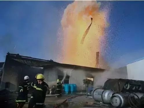 “老公水开了，帮我倒面粉吧”瞬间家毁人亡！