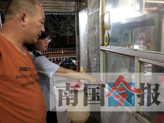 柳州一男子螺蛳粉里竟吃出一条“蜈蚣”店家赔50元打发顾客（图）