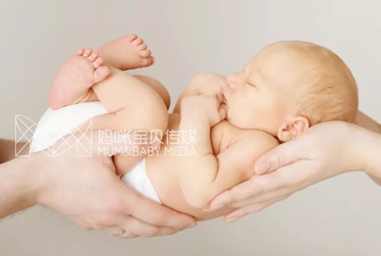 新生儿宝宝溢奶从鼻孔出来怎么办,新生儿老是从鼻子里溢奶怎么回事