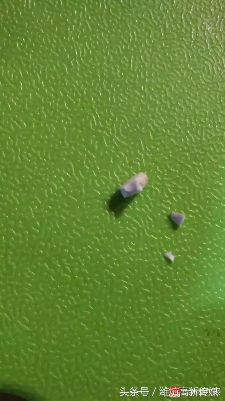 咔嚓！飞机餐吃出瓷器片，口腔被划破流血！更扎心的是赔偿……