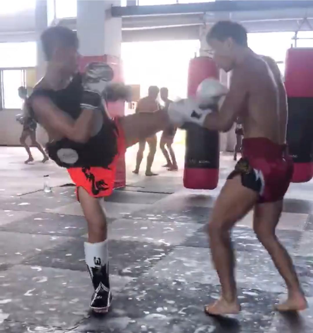 鹿晗踢球应援震惊全场,鹿晗粉丝疯狂围堵