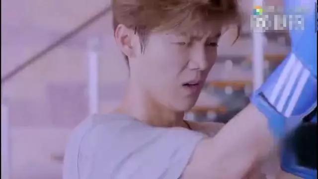 鹿晗踢球应援震惊全场,鹿晗粉丝疯狂围堵