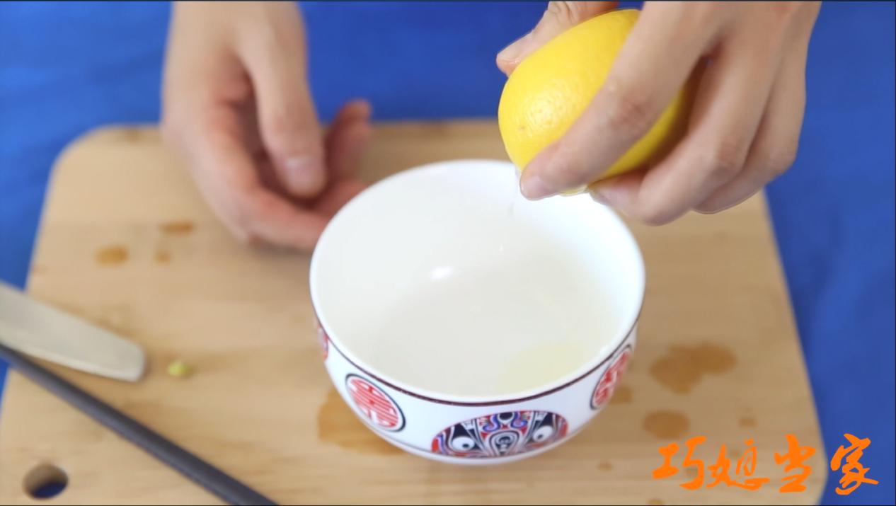 最好用的挤柠檬汁的方法,柠檬不用挤也可轻松喝到柠檬汁