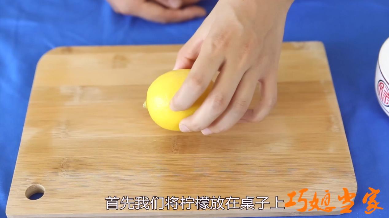 最好用的挤柠檬汁的方法,柠檬不用挤也可轻松喝到柠檬汁