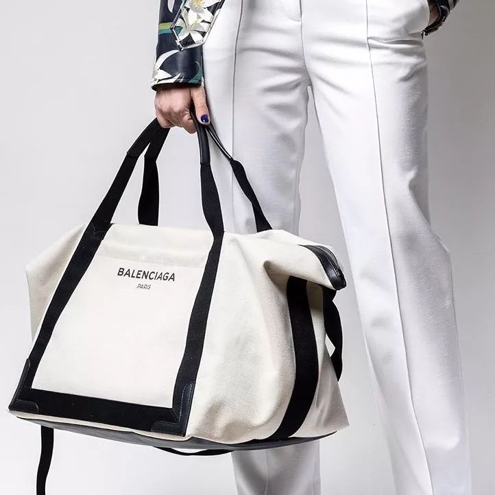 年轻人背帆布包,上班族背便宜的帆布包丢人吗