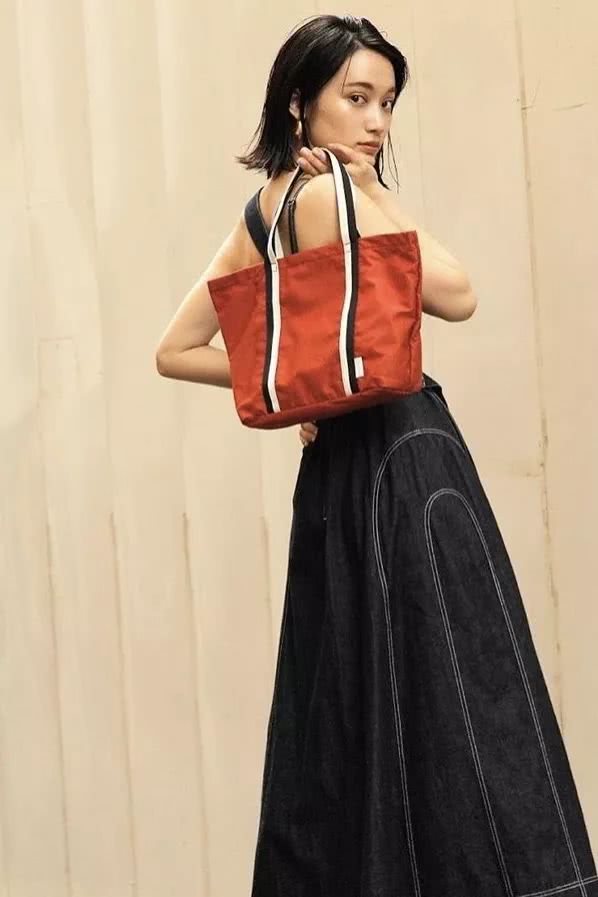 年轻人背帆布包,上班族背便宜的帆布包丢人吗