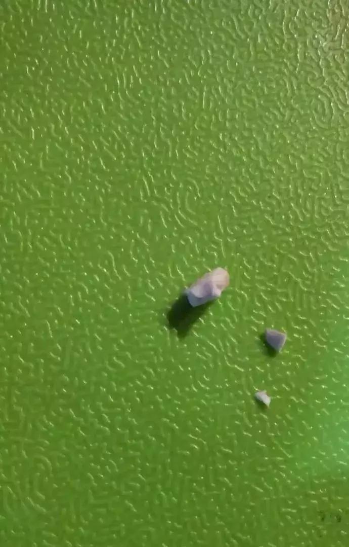 男子吃饭被玻璃划伤舌头,男子在餐馆吃出玻璃碎