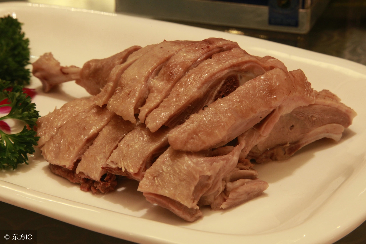 痛风前期感觉有点疼怎么预防,痛风发作不要慌教你正确应对方法