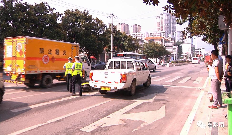 女子高速路口变道致两个人死亡,一名横穿马路女子被皮卡车撞倒