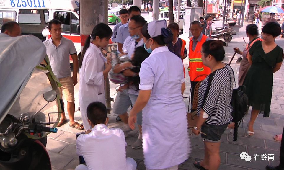 女子高速路口变道致两个人死亡,一名横穿马路女子被皮卡车撞倒