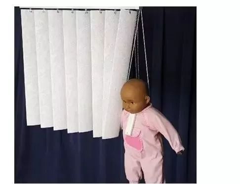 12岁男孩不慎从二楼坠落,小男孩在家不小心上吊事件