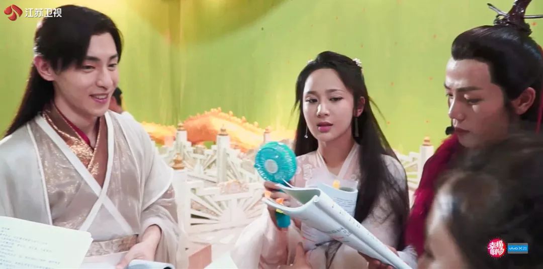 《香蜜沉沉烬如霜》戏里戏外杨紫呈现真性情，谈角色：“女主不是傻白甜，和邓伦是哥们儿”