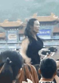 搞笑gif趣图哥们大街上别老秀恩爱,恩爱图片情侣拥抱gif