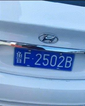 搞笑gif趣图哥们大街上别老秀恩爱,恩爱图片情侣拥抱gif