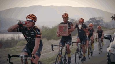 搞笑gif趣图哥们大街上别老秀恩爱,恩爱图片情侣拥抱gif