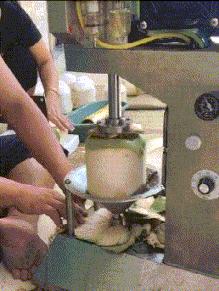 搞笑gif趣图哥们大街上别老秀恩爱,恩爱图片情侣拥抱gif