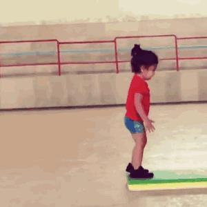 搞笑gif趣图哥们大街上别老秀恩爱,恩爱图片情侣拥抱gif