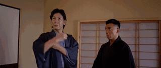 搞笑gif趣图哥们大街上别老秀恩爱,恩爱图片情侣拥抱gif