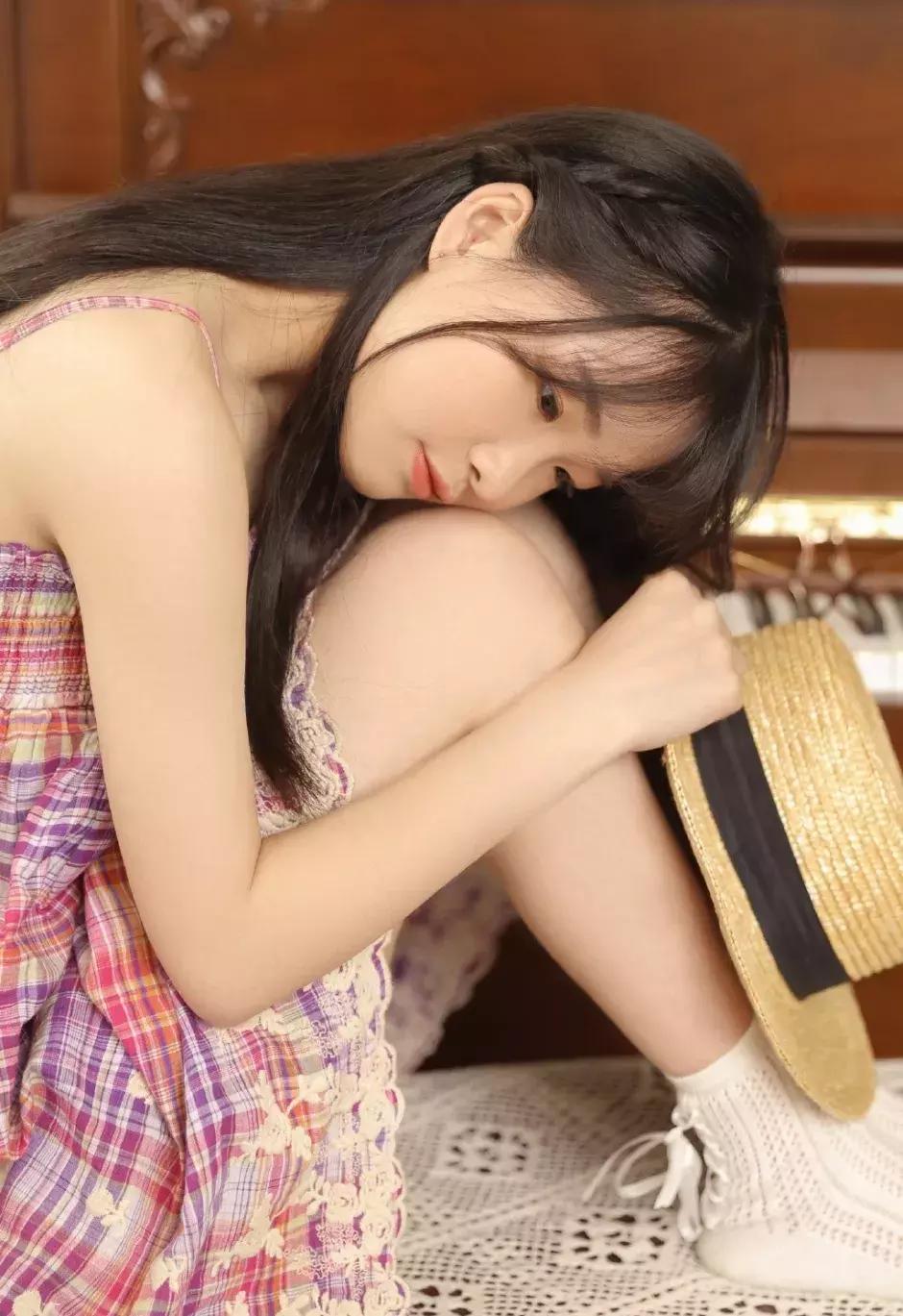 搞笑gif趣图哥们大街上别老秀恩爱,恩爱图片情侣拥抱gif