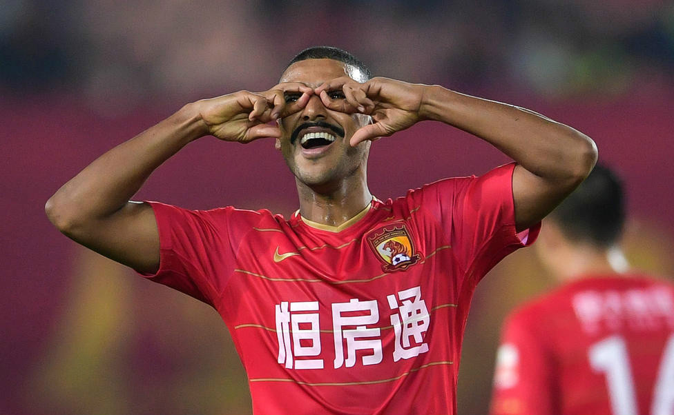 热刺阿里这个眼镜侠庆祝姿势和恒大阿兰的相比哪个更难一点？