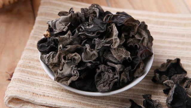 黑木耳吃多了伤脾胃吗,黑木耳吃了会发病不