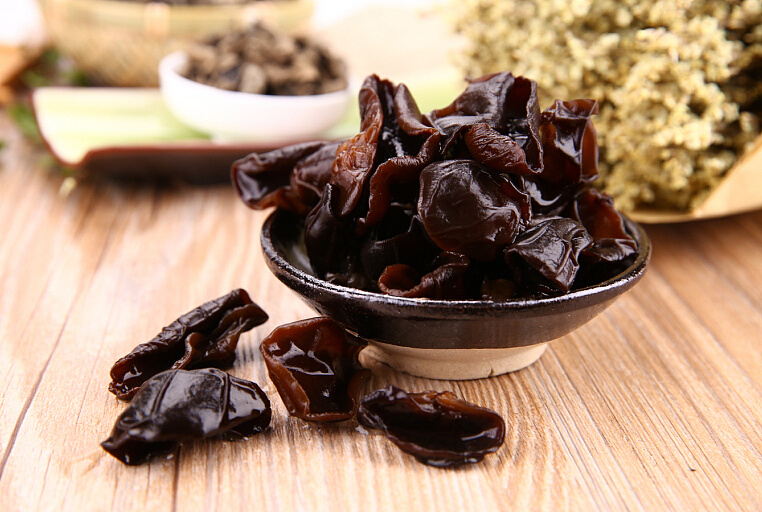 黑木耳吃多了伤脾胃吗,黑木耳吃了会发病不