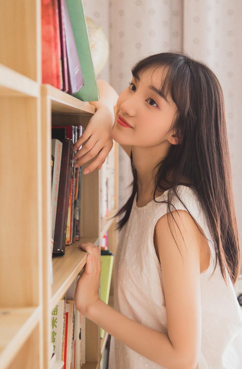 散粉和蜜粉哪个更细,散粉跟蜜粉哪个定妆效果好一点呢