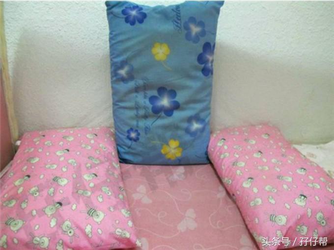 如何指导双胞胎宝宝喂奶,宝妈生双胞胎同时喂母乳怎么喂的