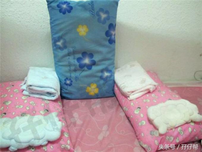 如何指导双胞胎宝宝喂奶,宝妈生双胞胎同时喂母乳怎么喂的