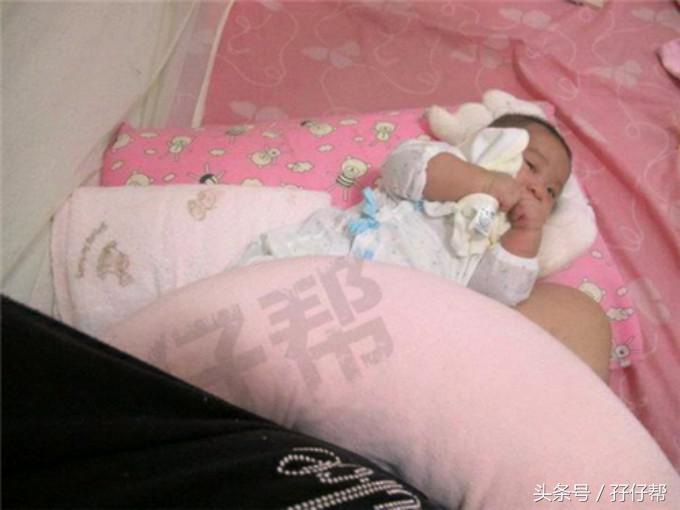 如何指导双胞胎宝宝喂奶,宝妈生双胞胎同时喂母乳怎么喂的