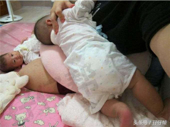 如何指导双胞胎宝宝喂奶,宝妈生双胞胎同时喂母乳怎么喂的