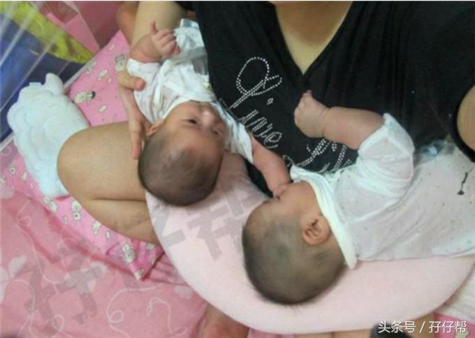 如何指导双胞胎宝宝喂奶,宝妈生双胞胎同时喂母乳怎么喂的