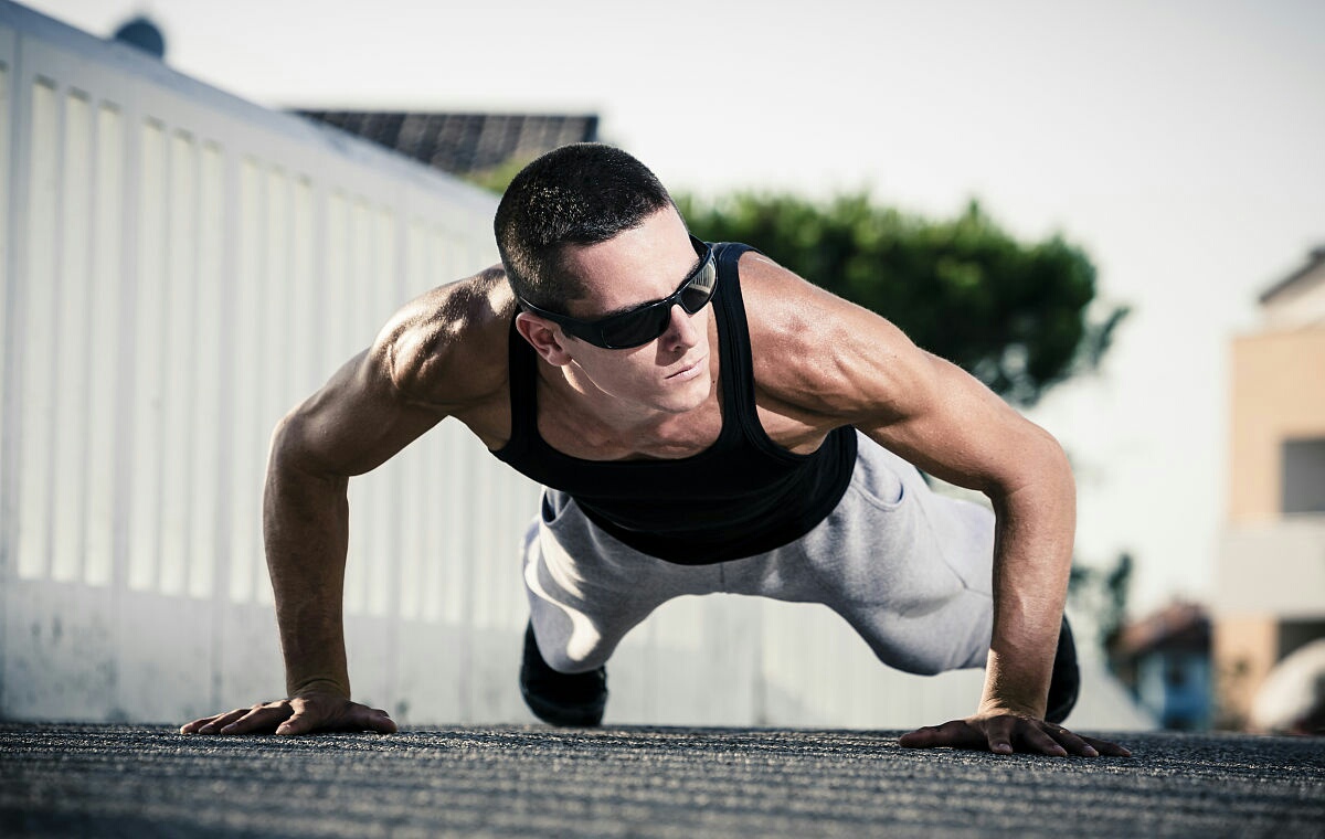 胸肌训练顺带练一下三头肌,徒手练胸肌跟肱二头肌