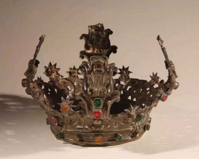 别低头王冠会掉下来,别低头王冠会掉到下一句