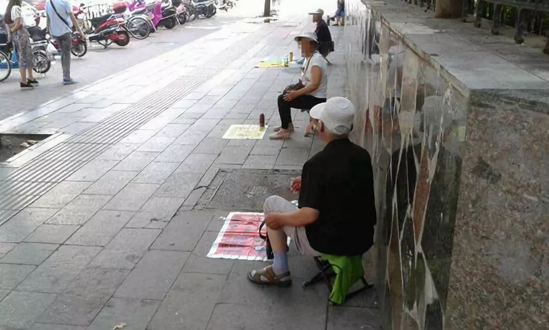 “我朋友死的那一天，还有人在骗他的钱”