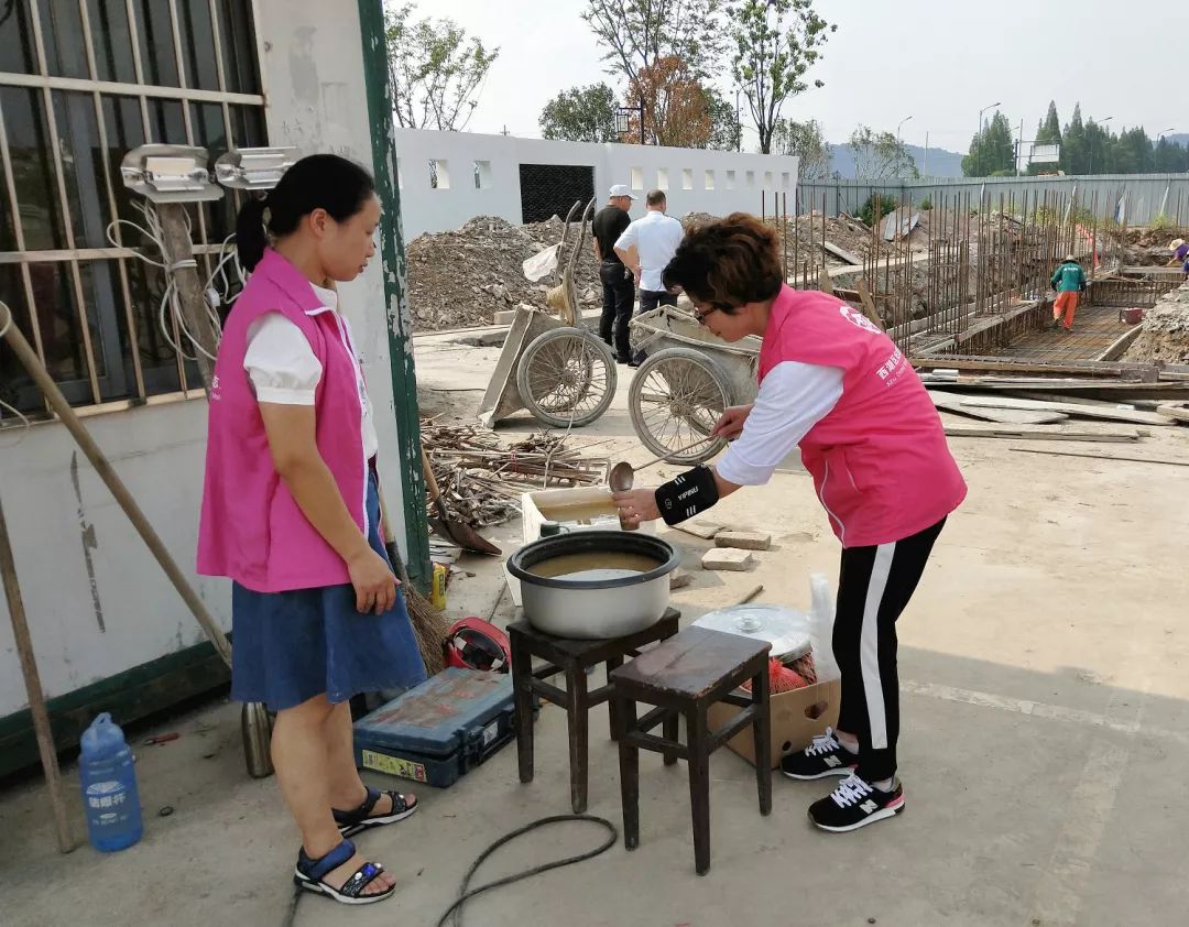 致敬高温“烤”验下的劳动者：阳光很烈，你们很美！