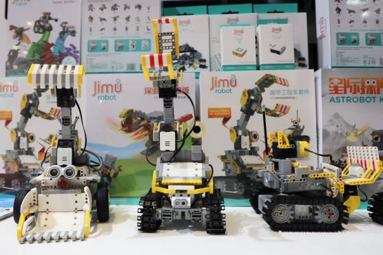 优必选walker大型人形机器人,优必选智能仿人机器人