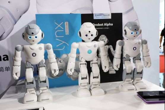 优必选walker大型人形机器人,优必选智能仿人机器人