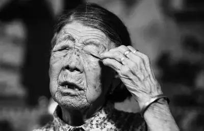 毒打、强奸、*虐性**……他把一个女人的真实故事画成漫画